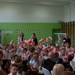 Apel z okazji Dni Patrona Szkoły - dzieci z zerówki śpiewają pieśń patriotyczną.