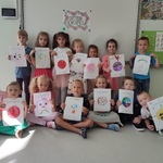 Dzieci trzymające swoje prace - pomalowane kropki.jpg