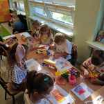 Dzieci wykorzystujące folię bąbelkową oraz farby do malowania kropek na kartkach.jpg