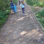 Dzieci na ścieżce w lesie.jpg