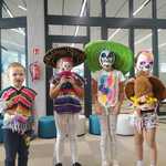 czworo dzieci w stroju meksykańskim