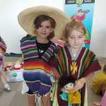dwie dziewczynki w stroju meksykańskim