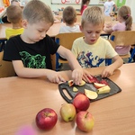 Dzieci krojące jabłka.jpg