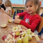 Dziewczynka krojąca jabłko.jpg