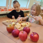 Dzieci krojące jabłka.jpg