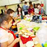 Dzieci robiące kanapki w kuchni z projektu 