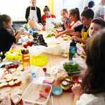 Dzieci robiące kanapki w kuchni z projektu 