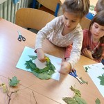 Dzieci tworzące prace plastyczne z liści.jpg