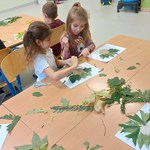 Dzieci tworzące prace plastyczne z liści.jpg