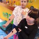 Dziewczynki pokazują tatuaże na ręce.jpg