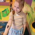 Dziewczynka z tatuażem na ręce.jpg