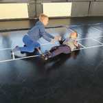 Dzieci ćwiczą w sali sportowej 