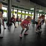 Dzieci ćwiczą w sali sportowej 