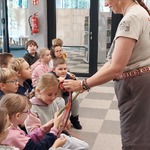Pani Anna pokazuje dzieciom węże.jpg