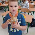 Chłopiec z królikiem zrobionym z ziemniaka oraz marchewki.jpg