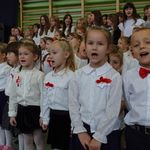 Narodowe Święto Niepodległości - uroczysty apel, chór szkolny.jpg.jpg