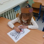 Dziewczynka w czapeczce z przyklejonym narysowanym burakiem. - koloruje.jpg