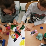 Dzieci z klasy 1a pracują nad wspólną kolorowanką