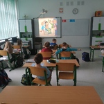 Uczniowie klasy 1a oglądają film