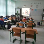 Uczniowie klasy 1a oglądają film