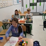 Dzieci z klasy 1a pracują nad wspólną kolorowanką