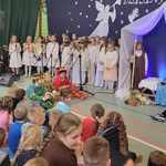 Jasełka Bożonarodzeniowe - zdjęcie wszystkich aktorów i chóru szkolnego.jpg
